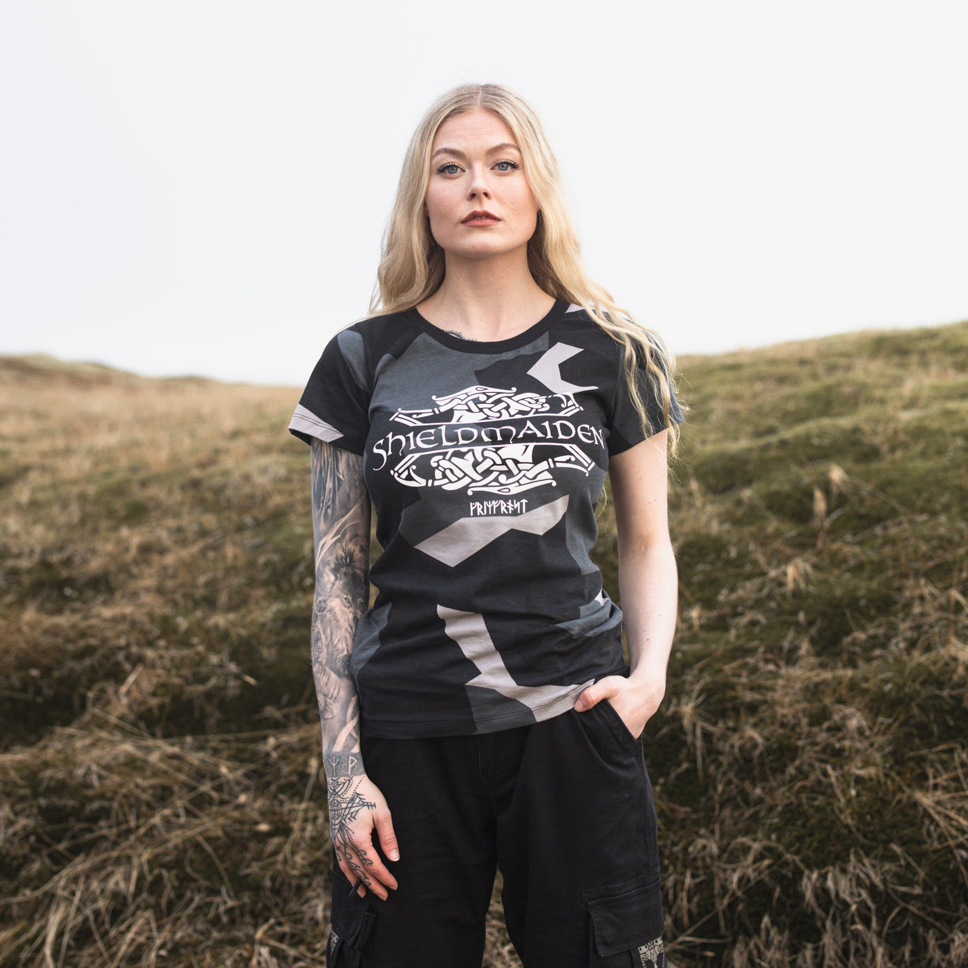 Damen Premium Tee, Shieldmaiden, M90 Grau Camo